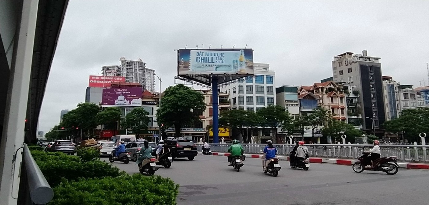 Billboard quảng cáo ngoài trời 3 mặt có kích thước cực lớn